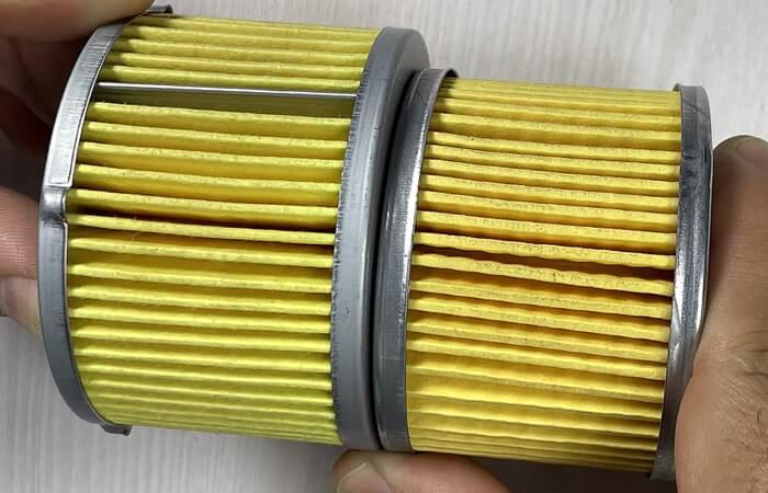 Фильтрующий элемент поддельного масляного фильтра Киа Рио 3 значительно меньше а качество фильтрующей бумаги зачастую ниже